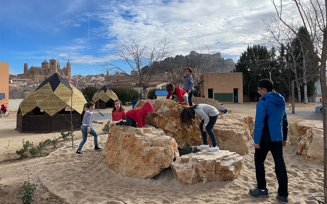 Imagen de archivo de alumnos de diversas edades jugando juntos en el patio del CEIP Juan Sobrarias de Alcañiz./ María Celiméndiz