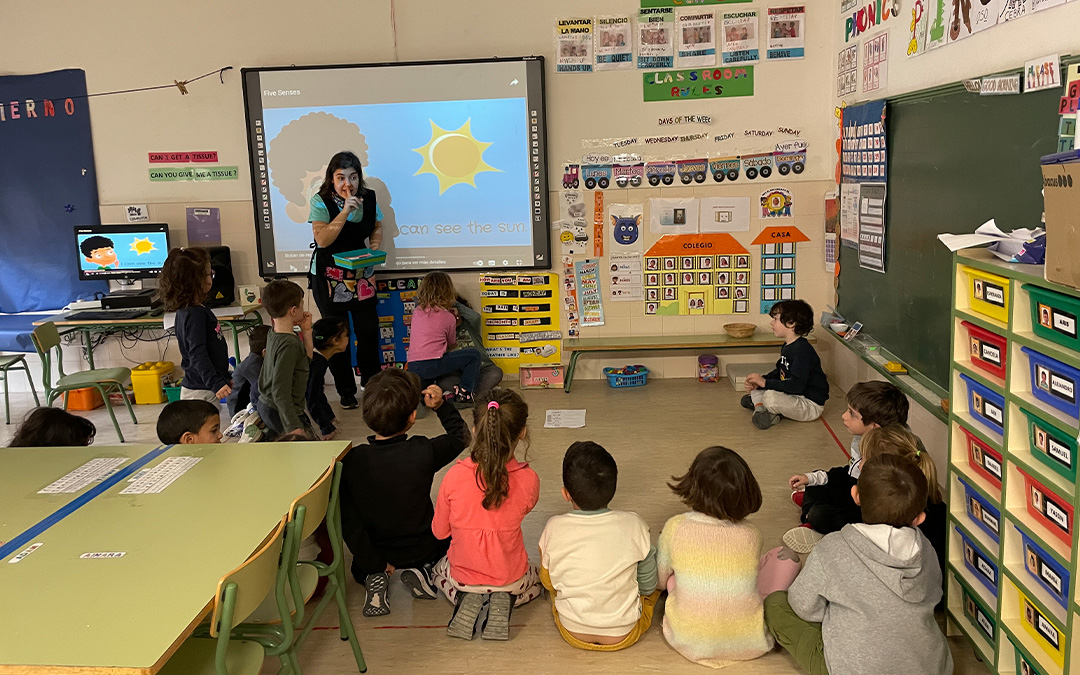 Una profesora del programa British Council imparte clase en Infantil./ María Celiméndiz