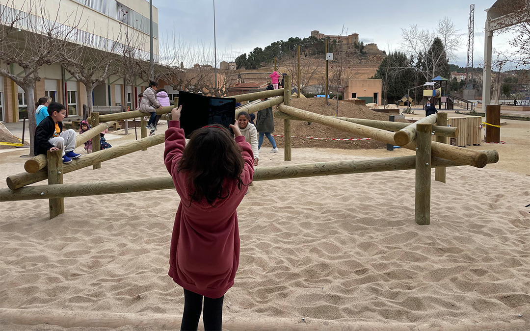 Las tecnologías se incorporan cuando son necesarias. Aquí una alumna está fotografiando a otra en el patio con una tablet para un proyecto de clase./ María Celiméndiz