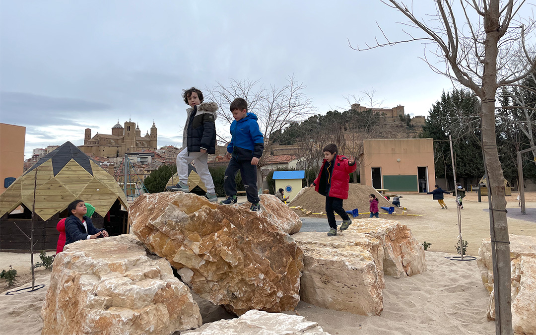 Las rocas son una de las atracciones más solicitadas durante los recreos del CEIP Juan Sobrarias de Alcañiz desde que 'Patios x el clima' las instaló este 2024./ María Celiméndiz