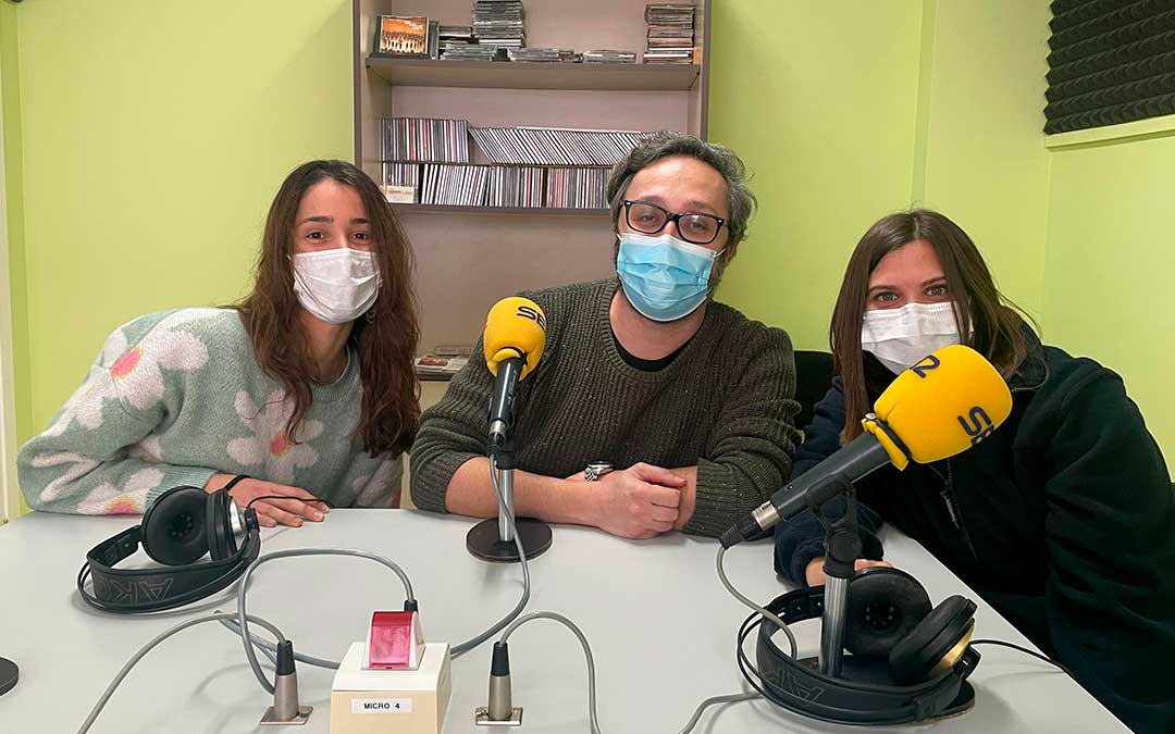 Los médicos Nima y Raquel (centro y derecha) junto con otra compañera./ S.F.