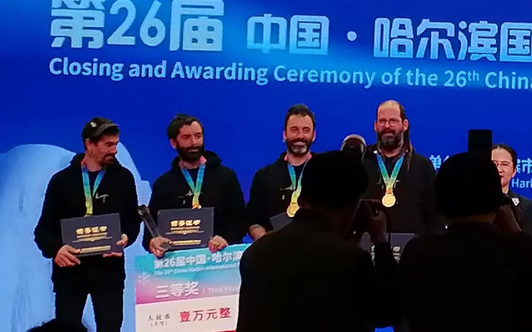 Los escultores durante la entrega de premios en Harbin./ L.C.