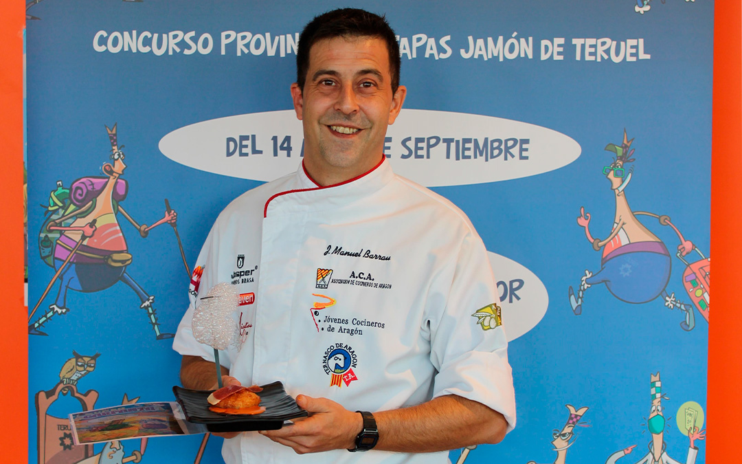 Manuel Barrau con su creación 'La ilusión de Carpanta', ganadora del concurso de Tapas de Jamón de Teruel 2023./ CEOE Teruel
