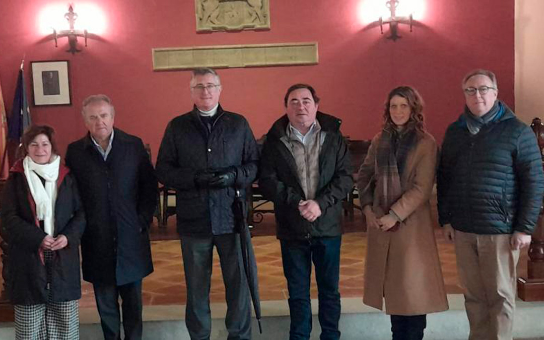 Blasco, en el Ayuntamiento de Cantavieja junto con el equipo de gobierno municipal./ DGA