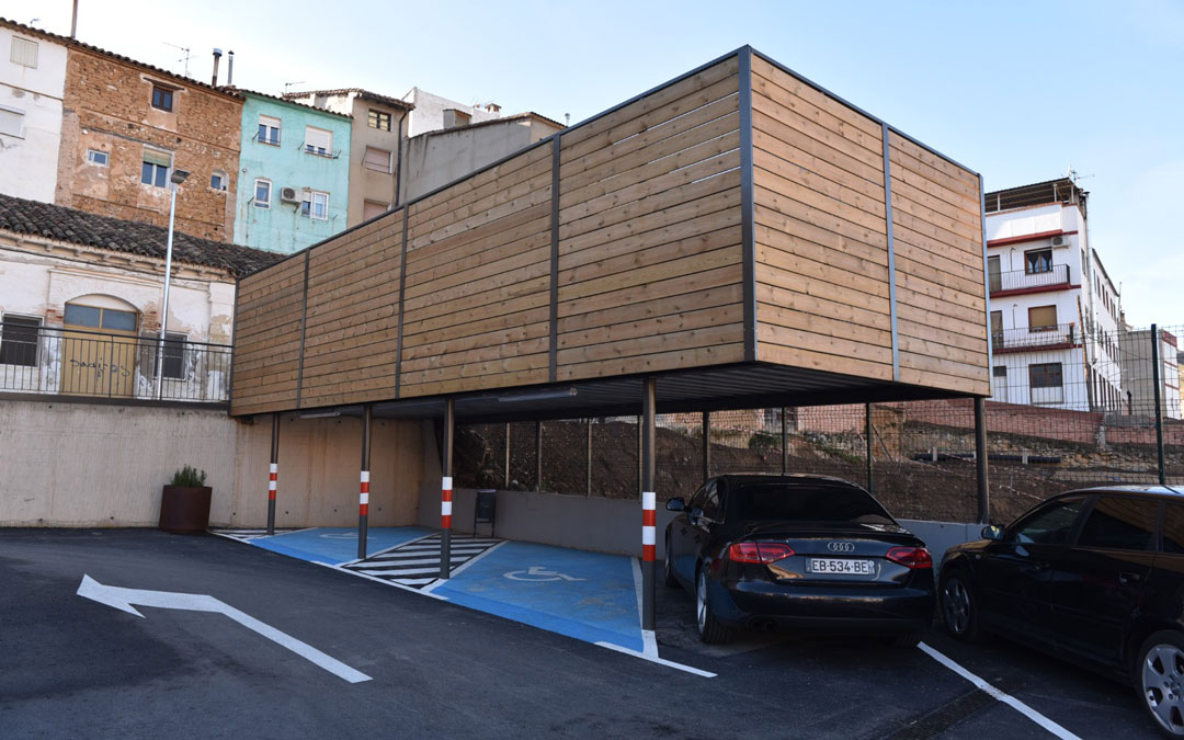 Imagen de la zona en la que se colocan los contenedores en el nuevo parquin./ TE, PSOE y Ganar IU Alcorisa