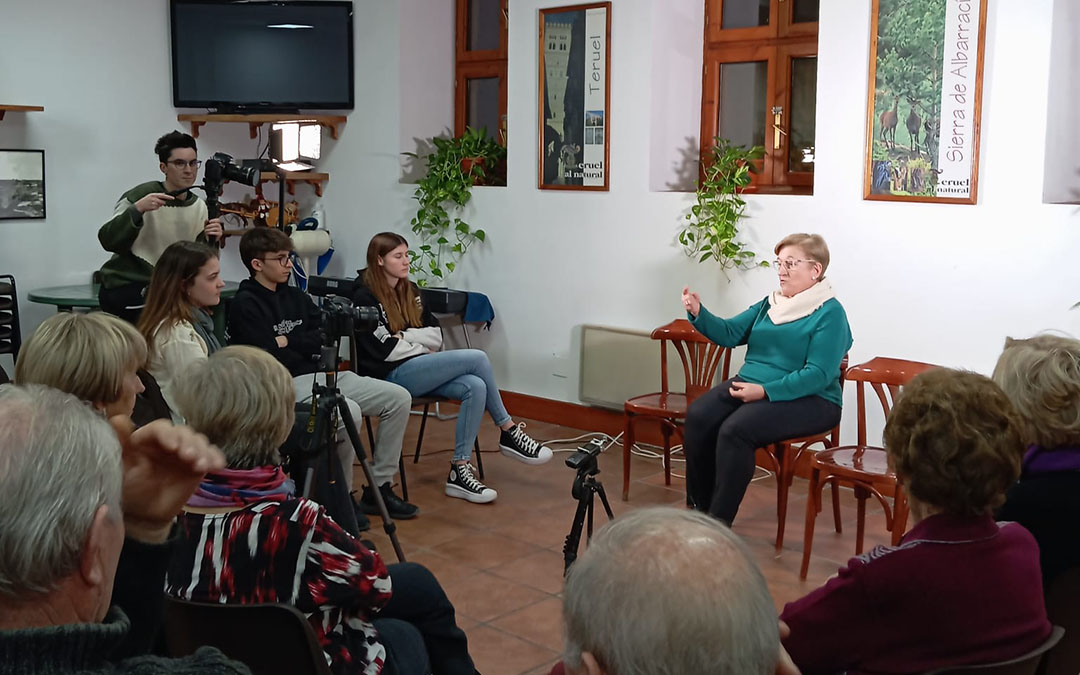 Los mayores de Cretas contaron a los más jóvenes varias experiencias de cómo era la vida en su juventud./ N. Gasulla.