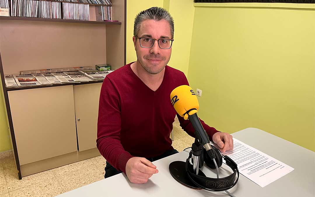 David García, concejal de Festejos, en Radio Caspe. / E.P.