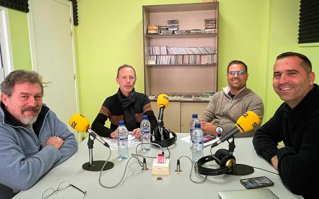 De izda a dcha. Rafael Lumbreas, Antonio Guiu, Ramón Repollés y Gabriel Luena en Radio Caspe./ S.F.