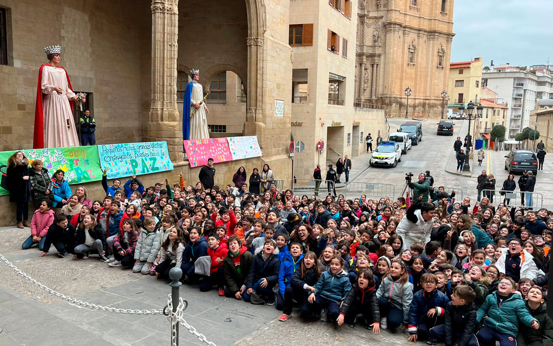 Los escolares celebran este martes el día de la Paz./ C.O.