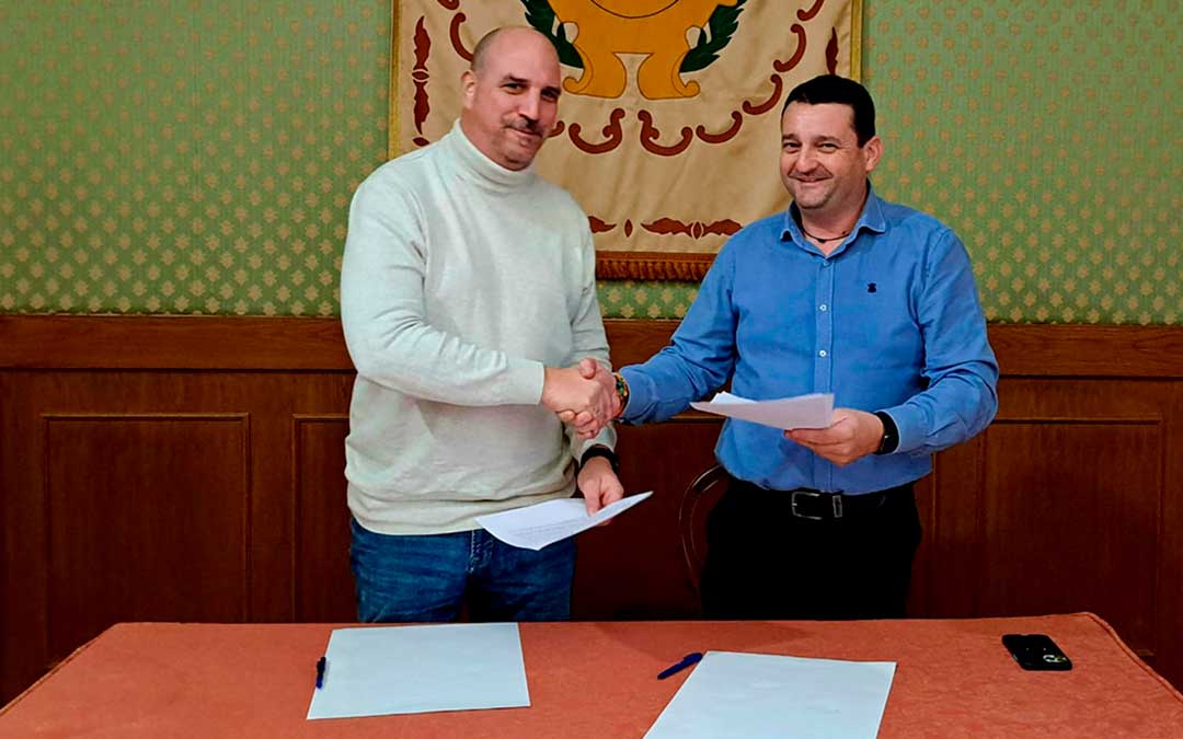 Firma del acuerdo de presupuestos entre Joaquín Egea (TE) y Miguel Ángel Estevan (PP) / Teruel Existe