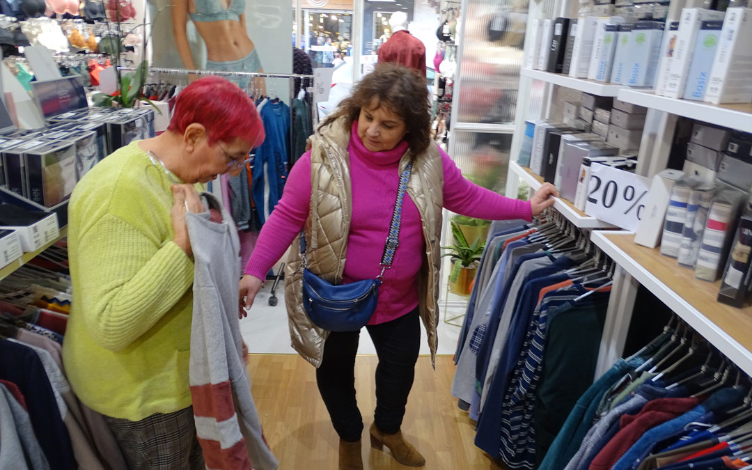 Eligiendo pijamas en Lencería Maru. / A.Z