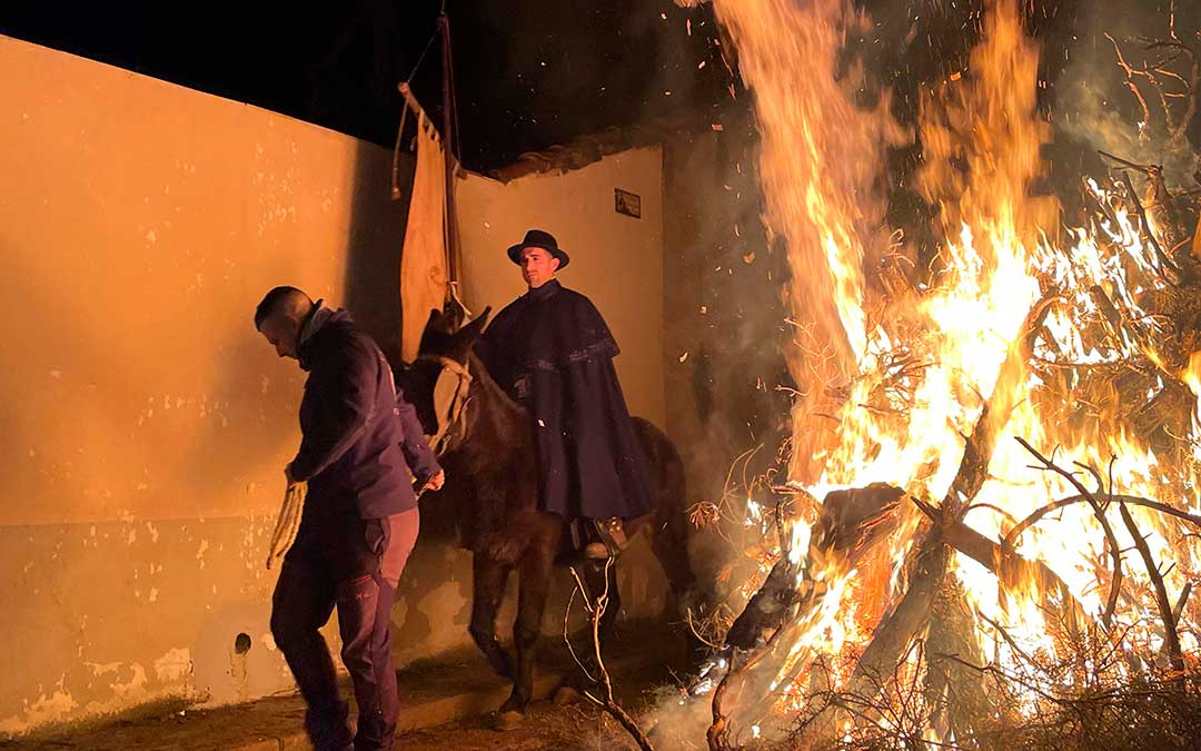 Los fiesteros pasan junto al fuego sobre las caballerías./S.F.
