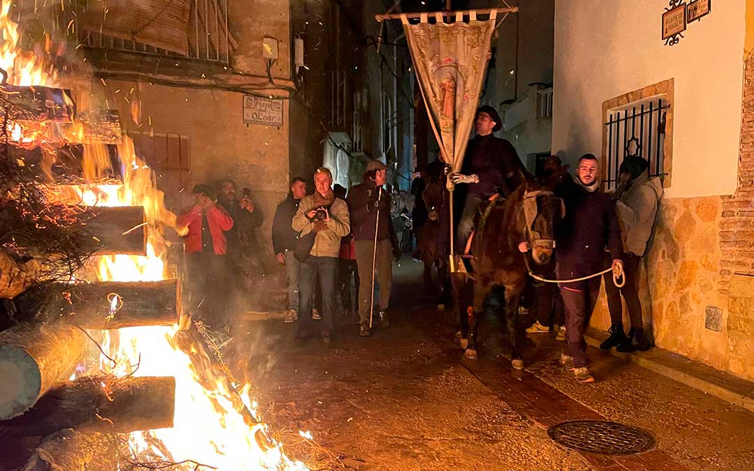 El Procurador encabeza la procesión y sostiene el estandarte./ S.F.