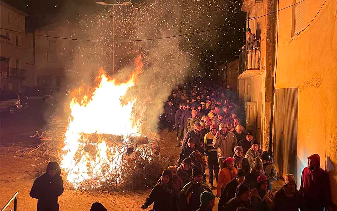 Los asistentes pasan junto al fuego para purificarse./ S.F.
