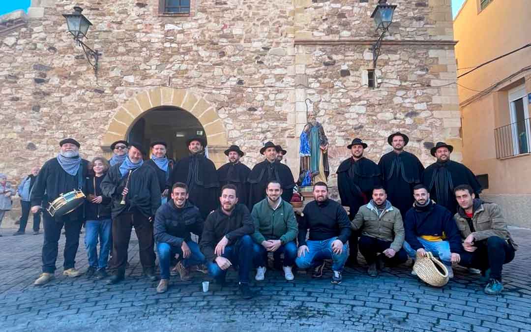 Los fiesteros entrantes observan a los salientes para aprender de cara al año siguiente./ Prensa Encamisada.