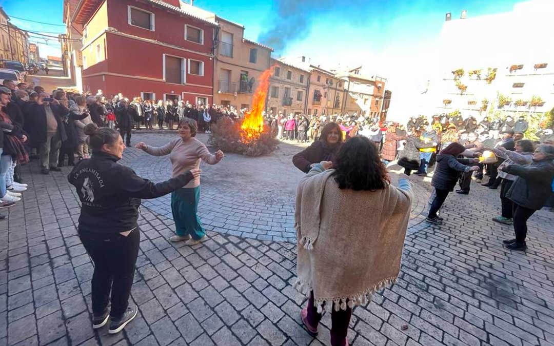 Baile del Reinau./ Prensa Encamisada.