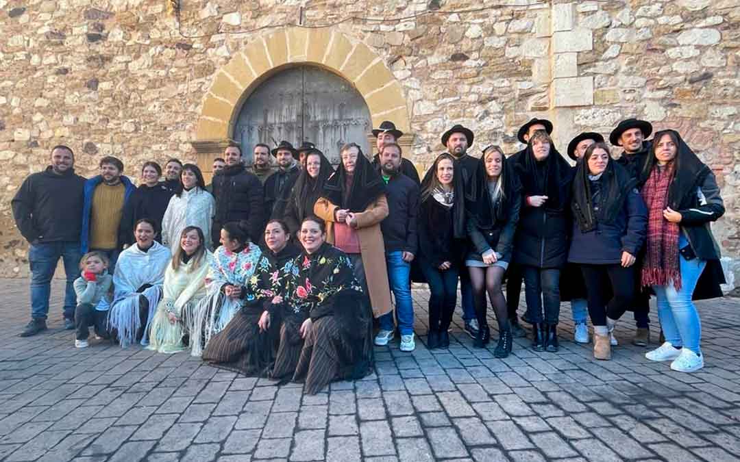Foto de familia de los fiesteros entrantes y salientes./ Prensa Encamisada.