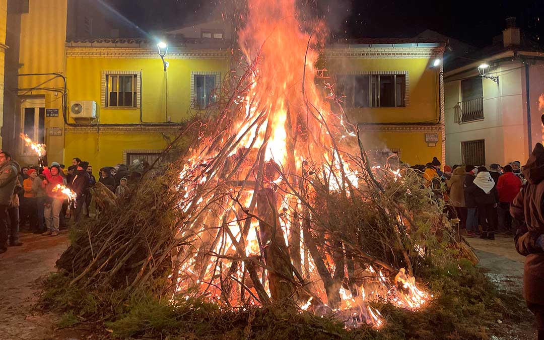 Hoguera principal totalmente encendida./ S.F.