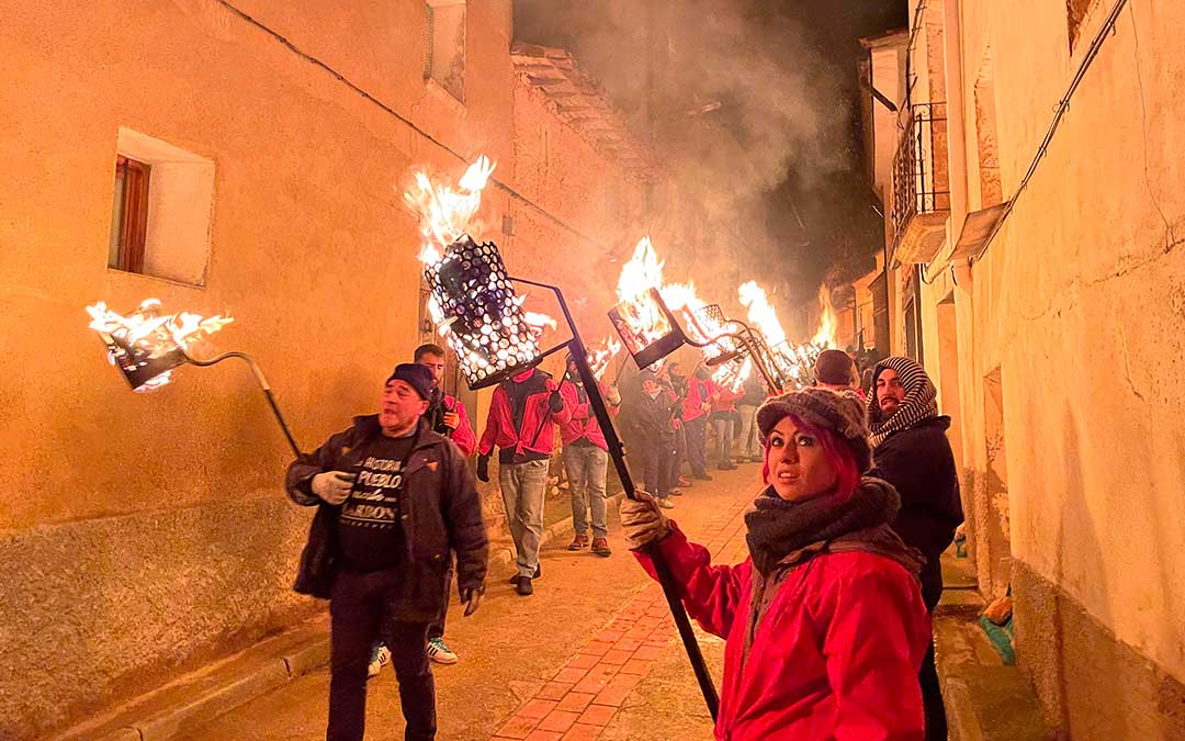 Los tederos ayudan a encender las 15 hogueras del recorrido./ S.F.