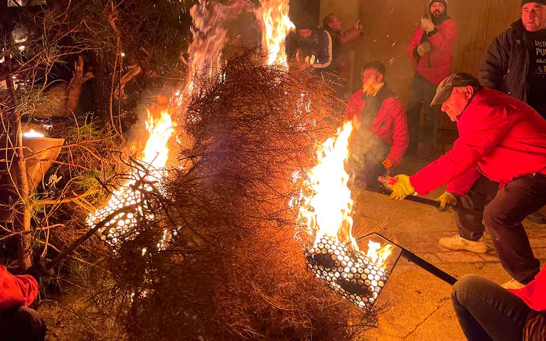 Tederos prendiendo una de las hogueras./ S.F.