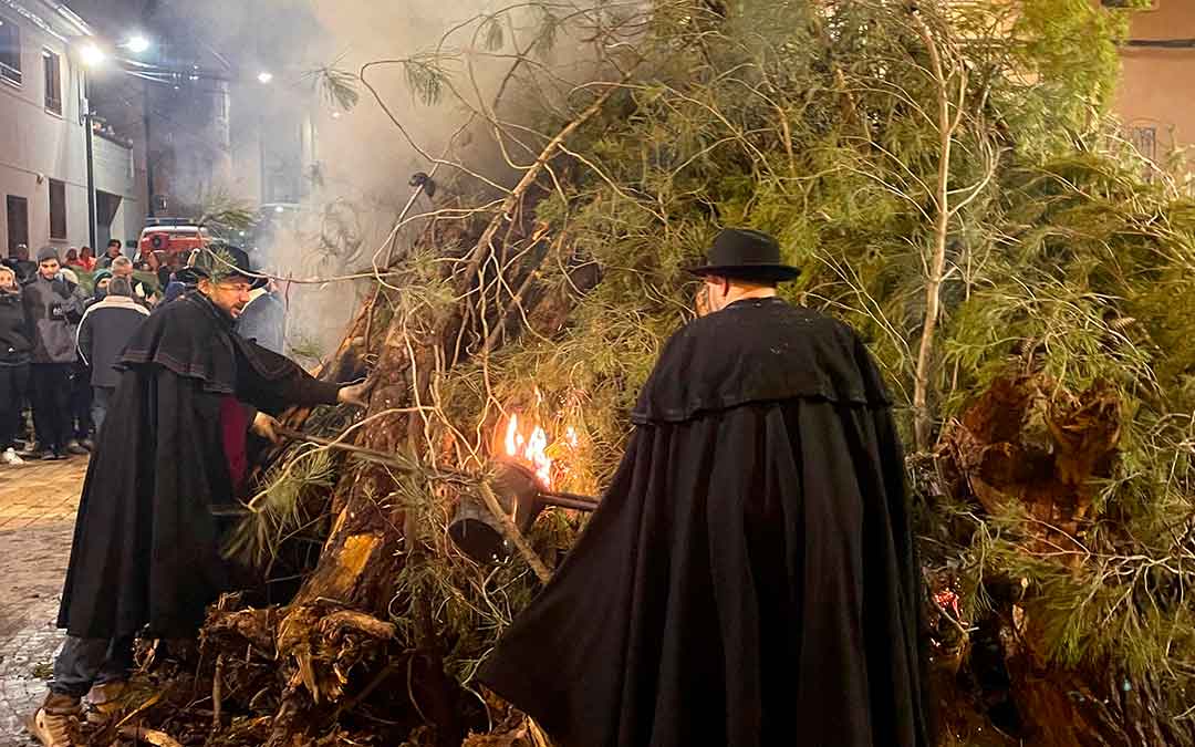 Fiesteros prendiendo la hoguera de la plaza de la Iglesia./ S.F.