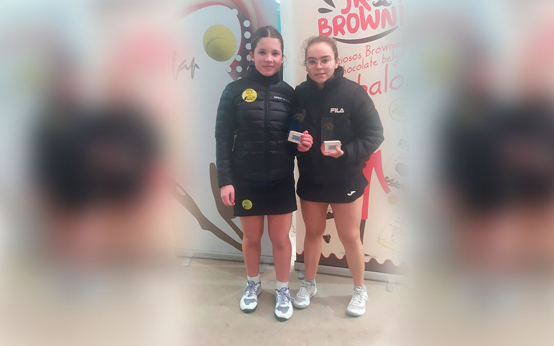 Sabrina Escobar, a la derecha, junto a su pareja de dobles, tras competir este fin de semana / A.E.