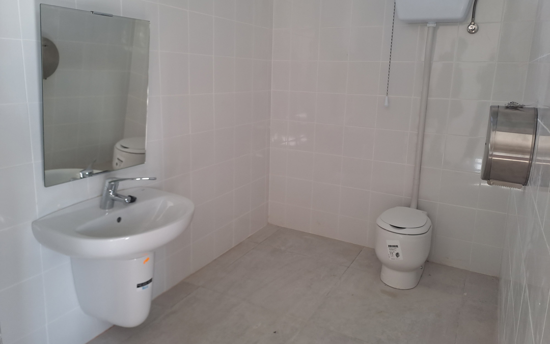 La escuela cuenta con baños y dos salas amplias, así como zona de patio. /N.A.