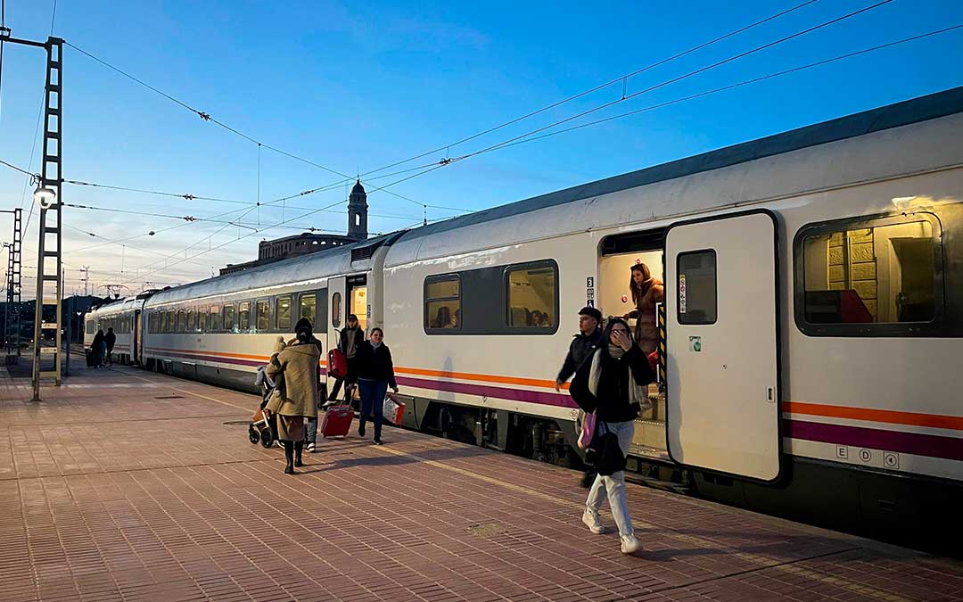 Pasajeros en la estación de Caspe./ S.F.