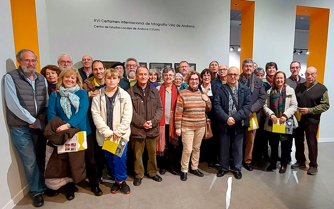 Una treintena de personas asistieron a la inauguración de la exposición en Zaragoza./ CELAN