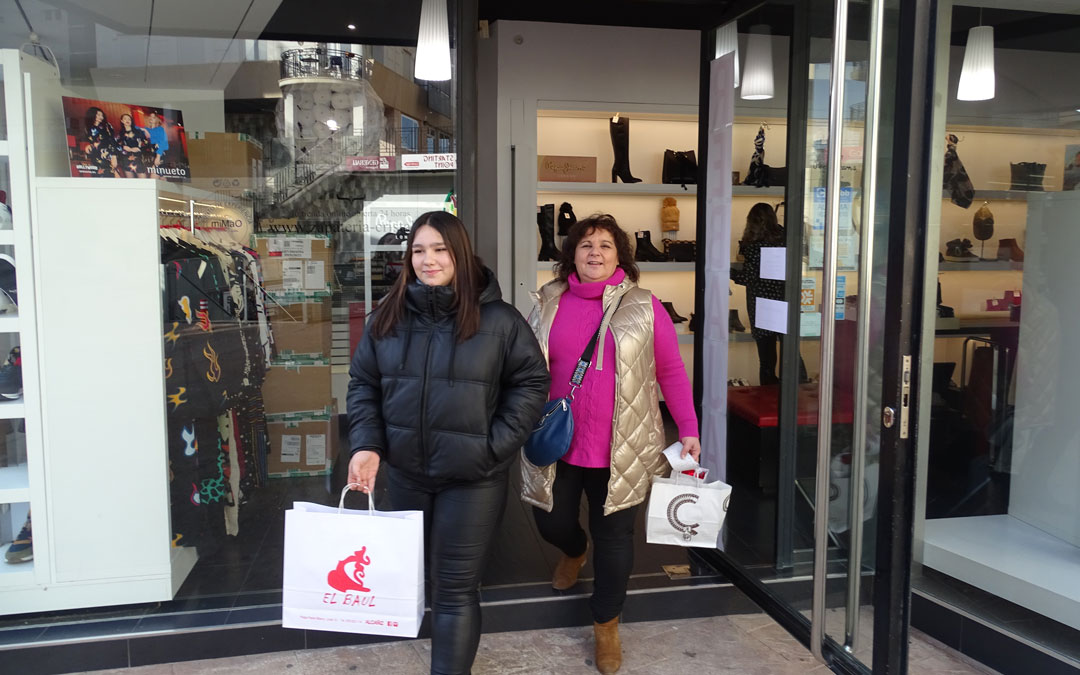 Junto con las bolsa y la sonrisa de oreja a oreja se recorrieron las tiendas. /A.Z