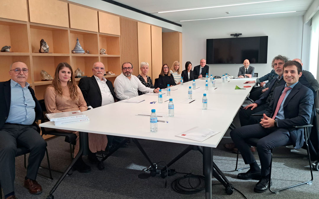 Momento de la firma con representantes de los ayuntamientos y la empresa./ SAMCA