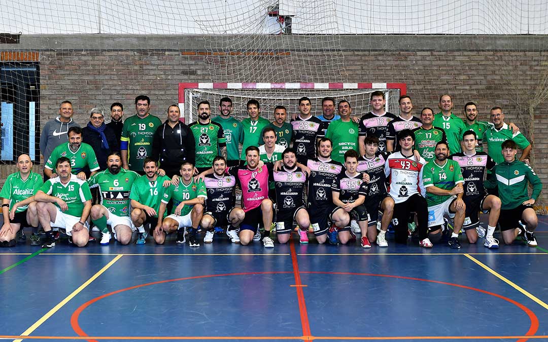 Foto de familia de antiguos jugadores del Balonmano Alcañiz antes de empezar el primer partido el domingo. / L.C