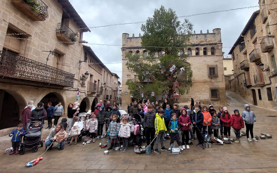Padres y niños participan en los 'Calderons' de La Fresneda./ J.L.