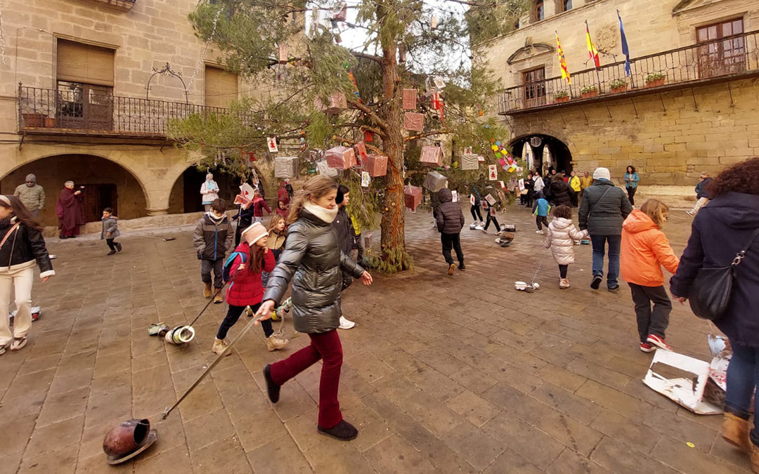Los 'Calderons' han dado varias vueltas en torno al árbol de Navidad de La Fresneda./ J.L.