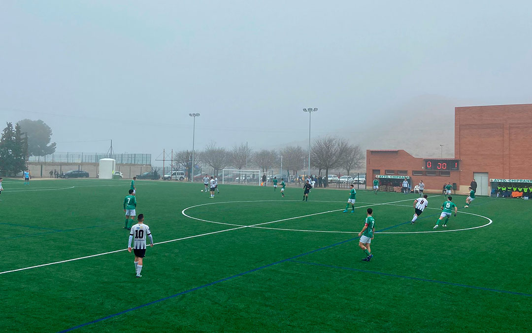 Partido envuelto en niebla entre el Chiprana y Calatayud en el estreno del campo chipranesco. / A.Z.