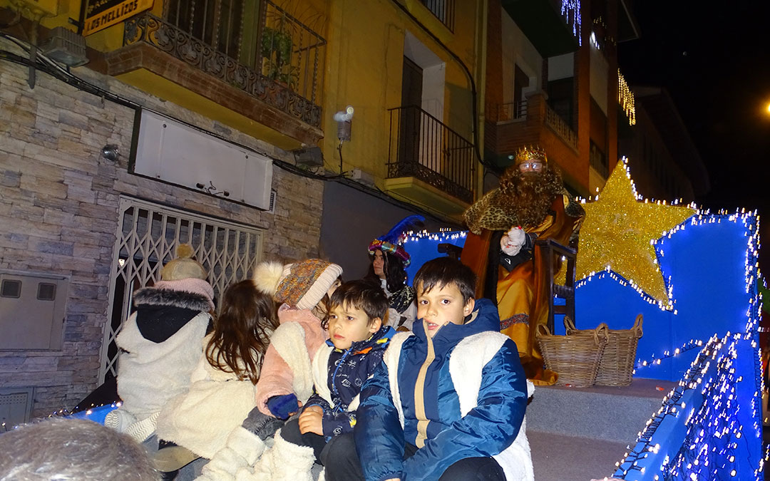 Gaspar y sus pequeños ayudantes en el recorrido por la calle Guma. / A.Z