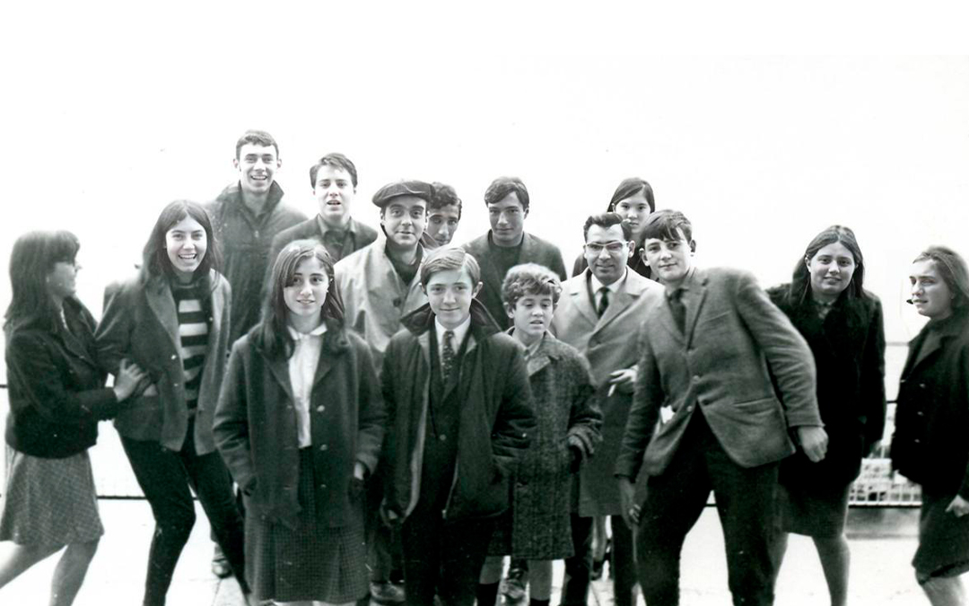 La Generación Paulina, en el aeropuerto de Barajas con el profesor José Antonio Labordeta./ Archivo Varykino