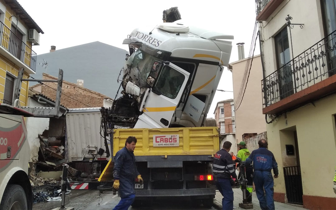 La parte delantera del vehículo ha quedado muy dañada./ B.S