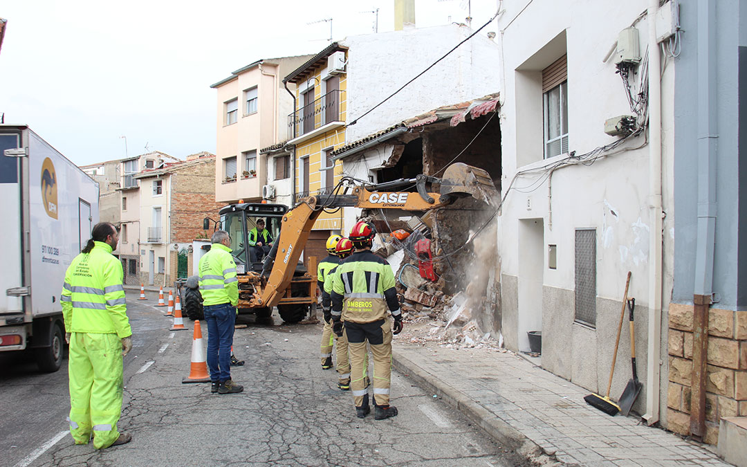 Limpieza del escombro y retirada de las partes inestables de las fachadas afectadas por la colisión. / B. Severino
