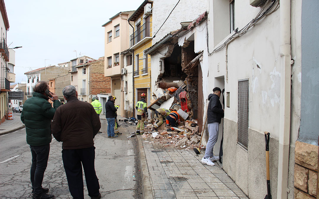 Tras la retirada del camión, los vecinos de la vivienda contigua han podido entrar y salir. / B. Severino