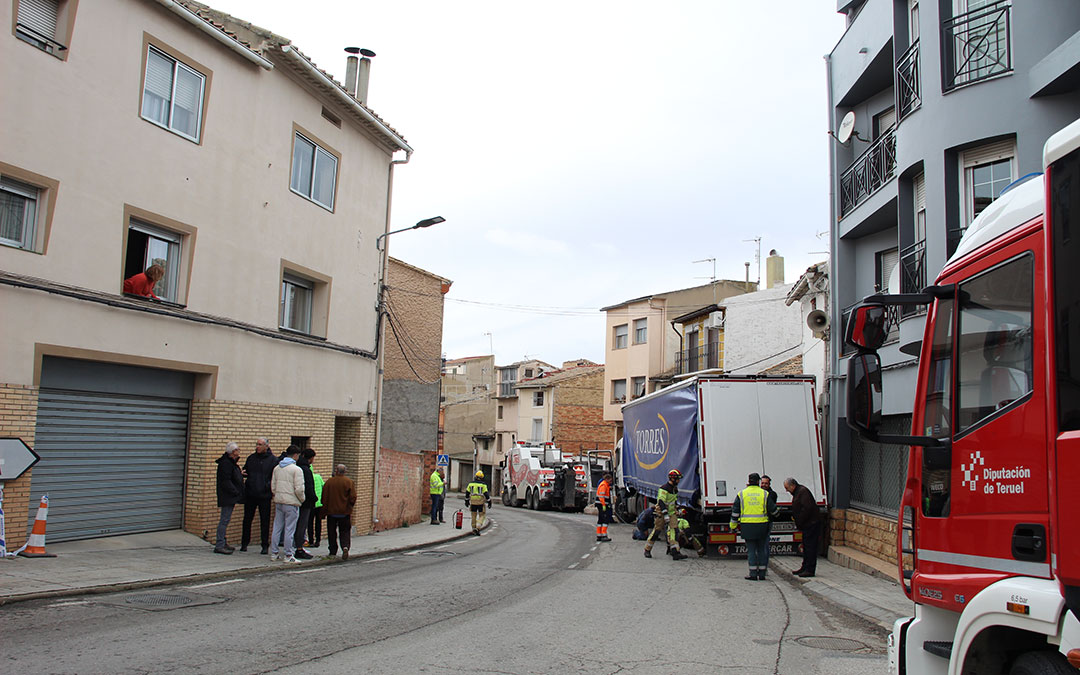 Retirada de la caja del camión empotrado en una fachada en la N-232 en Híjar. / B. Severino
