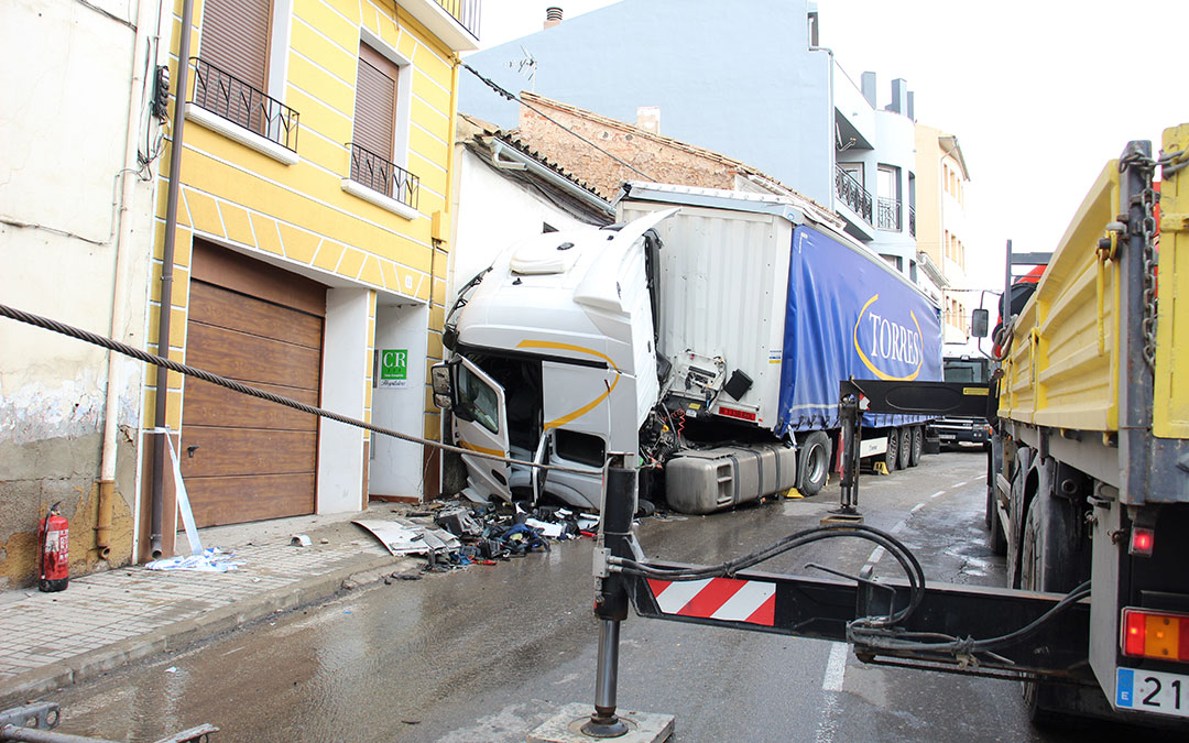 Un camión se empotra en una fachada en la N-232 en Híjar. / B. Severino