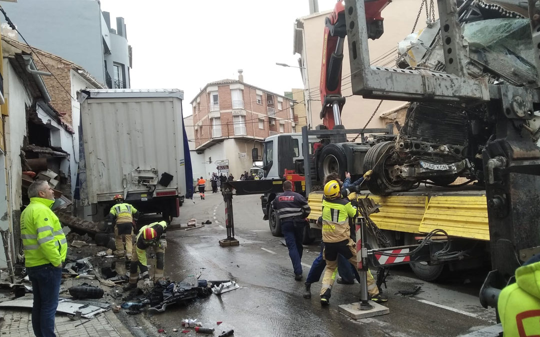 Ya han comenzado las labores para retirar el camión./ B.S.