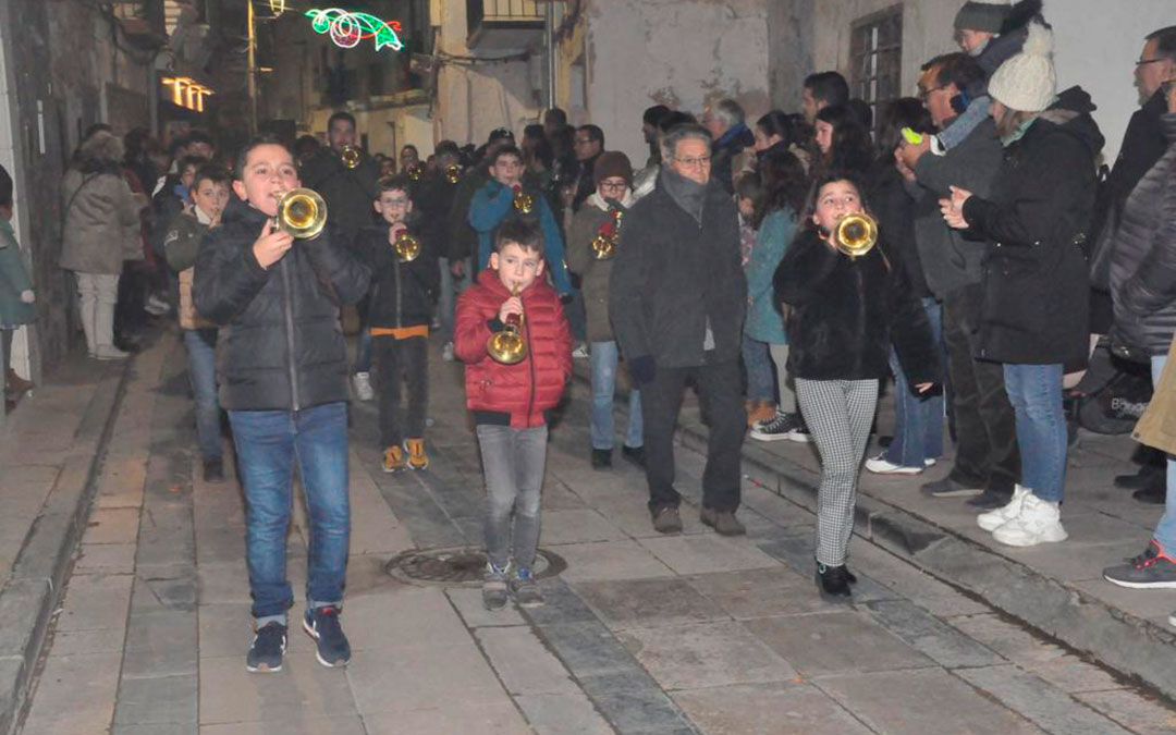 La Banda Juvenil de cornetas acompañó a la Cabalgata de los Reyes en Híjar. / Ayto. Híjar