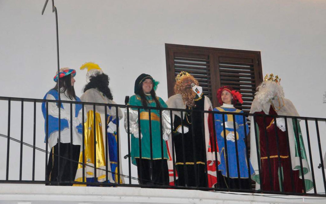 Los Reyes Magos se dirigieron a los hijaranos desde el balcón. / Ayto. Híjar