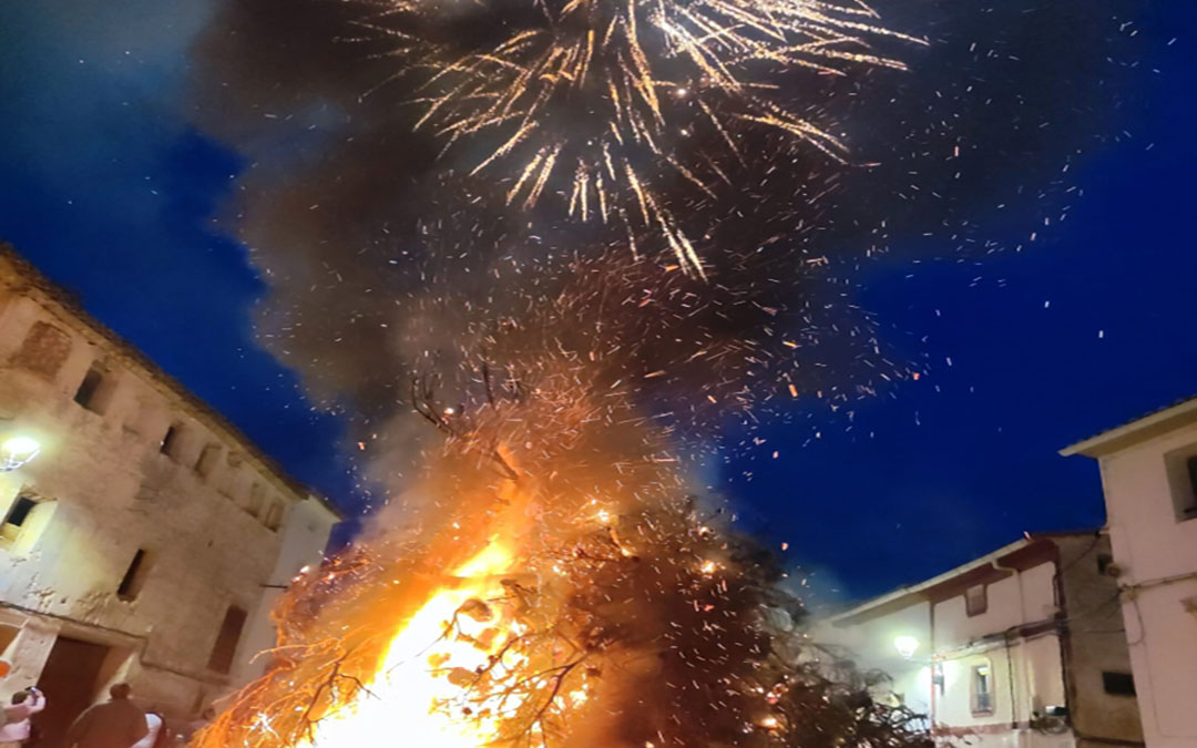 La hoguera de Híjar estuvo acompañada por fuegos artificiales./ J.P.