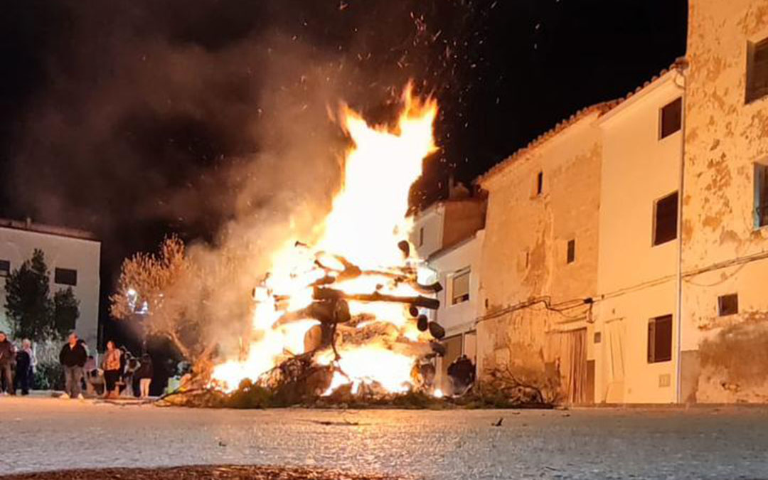 Híjar acogió la tradicional hoguera de San Antón./ J.P.