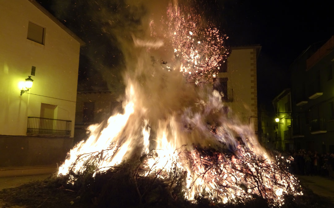 La hoguera alcanzó los 15 metros de altura. A.Z