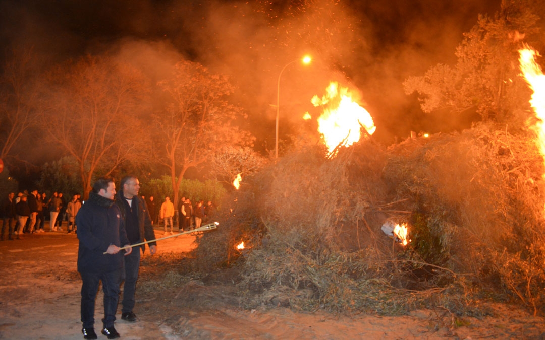 Agricultores y representantes municipales encendieron la hoguera de Alcañiz./ Iulia Marinescu