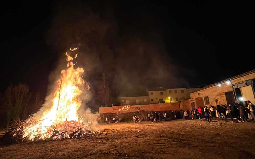 Los Quintos de Calaceite prepararon la leña de la hoguera./Estefania Camps
